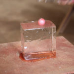 【オモシロ実験動画】熱々の真っ赤な鉄球を氷の塊の上に！一体何が起こる！？