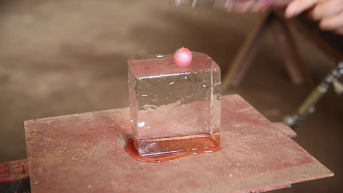 【オモシロ実験動画】熱々の真っ赤な鉄球を氷の塊の上に！一体何が起こる！？