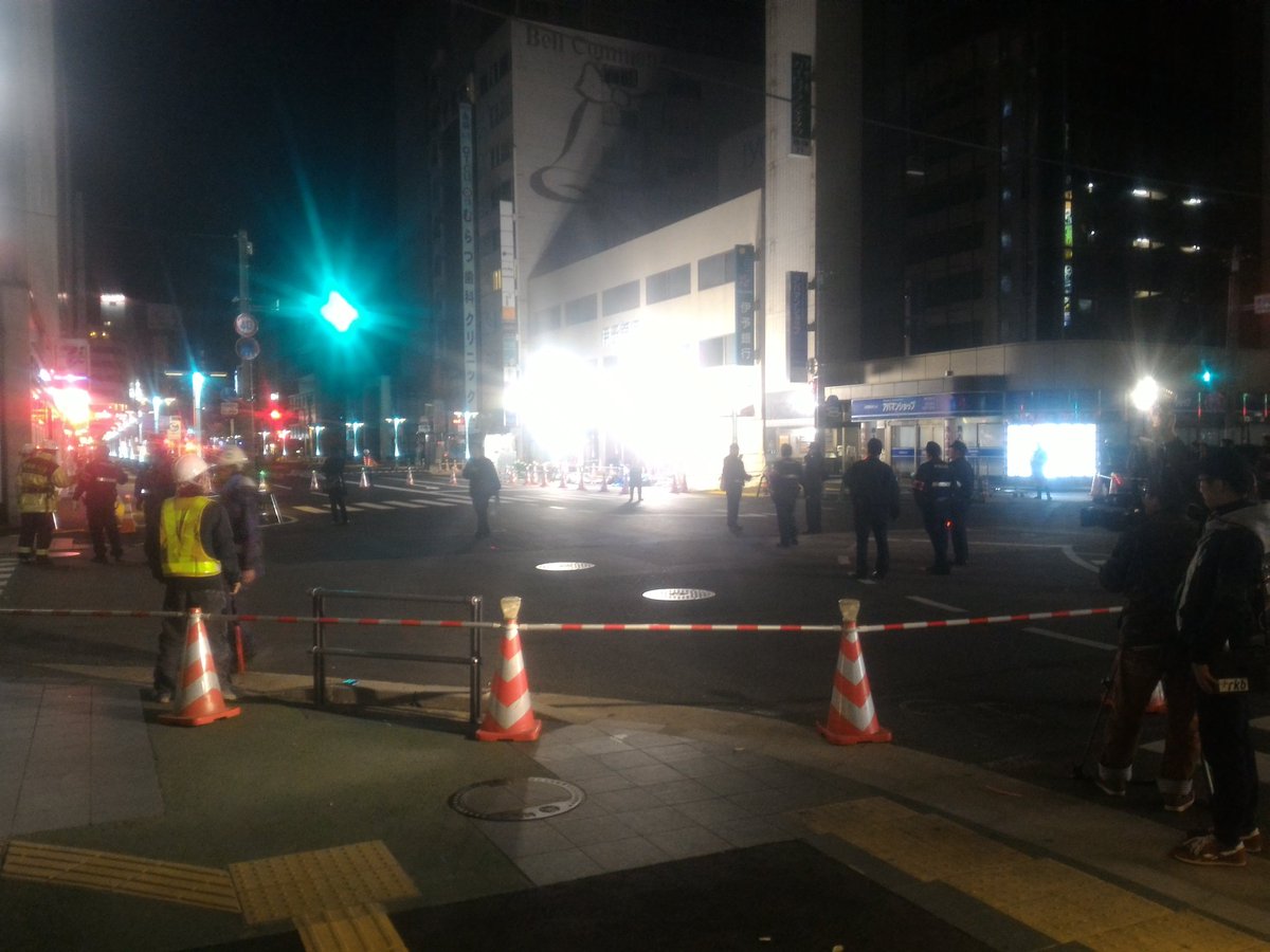【手抜きか！？】博多駅前で再び同じ場所が陥没した模様！周辺地域を緊急封鎖し、警察が交通規制！