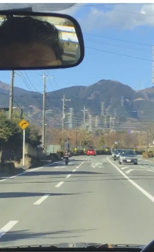【驚愕動画】神奈川・秦野市で「有り得ない乗り方」でバイクを運転する男性が発見される！ネット「危険すぎ」「どうやって停まるの？」