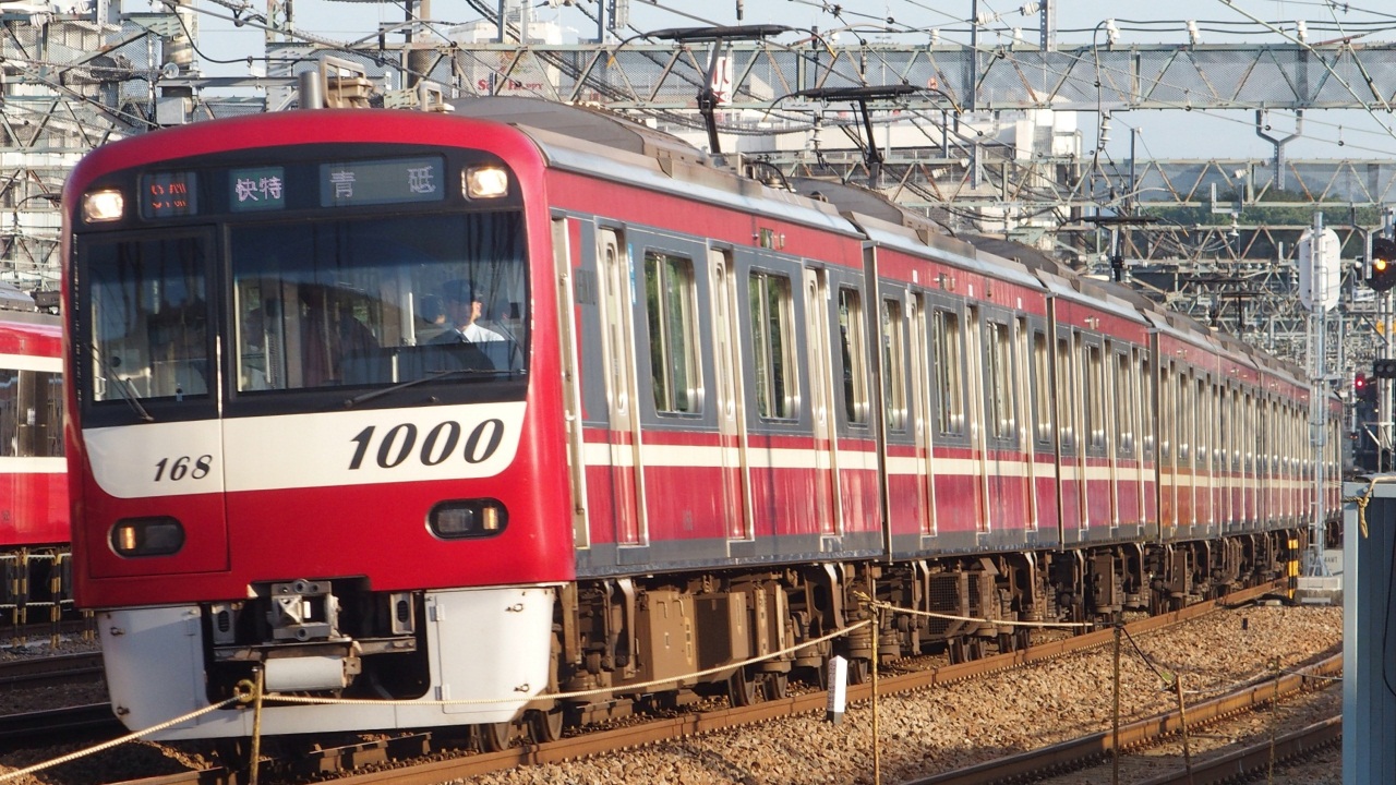 京急線雑色駅で男性が通過電車に飛び込み→男性は死亡するも、車両に跳ね飛ばされた身体が女性に直撃しケガ