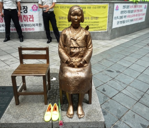 【裏には何が】慰安婦像の設置を巡って日本が韓国駐在大使引き上げ！稲田大臣の靖国参拝をきっかけに日韓は融和路線から一転！