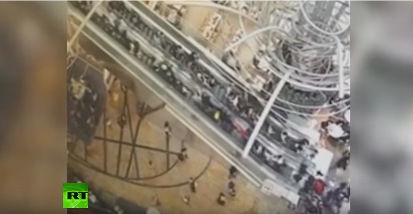 【怖すぎ】香港のショッピングモールで突然エスカレーターが猛スピードで逆走！利用客はパニック！18人が怪我をし1人が重傷！