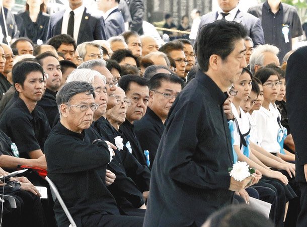 安倍総理が沖縄慰霊式典にやってきた際の写真が「凄い」と話題に！沖縄の人々の怒りの視線とそれを必死に避ける総理…