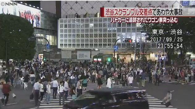 【危ない】渋谷駅前のスクランブル交差点でカーチェイス！大勢の人が行き交う横断歩道に信号無視のワゴン車が突入し、あわや大事故寸前に！