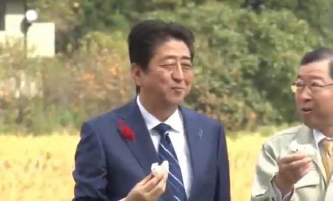 安倍総理による亀岡よしたみ候補の応援演説（福島県）で公職選挙法違反の疑い！総理が食べたおにぎりを有権者に振る舞う！