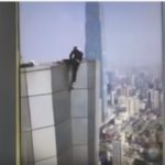 高所からの過激動画を投稿していた中国人パフォーマー、誤って62階のビルの屋上から落下し死亡！転落する瞬間の動画が世界で話題に…
