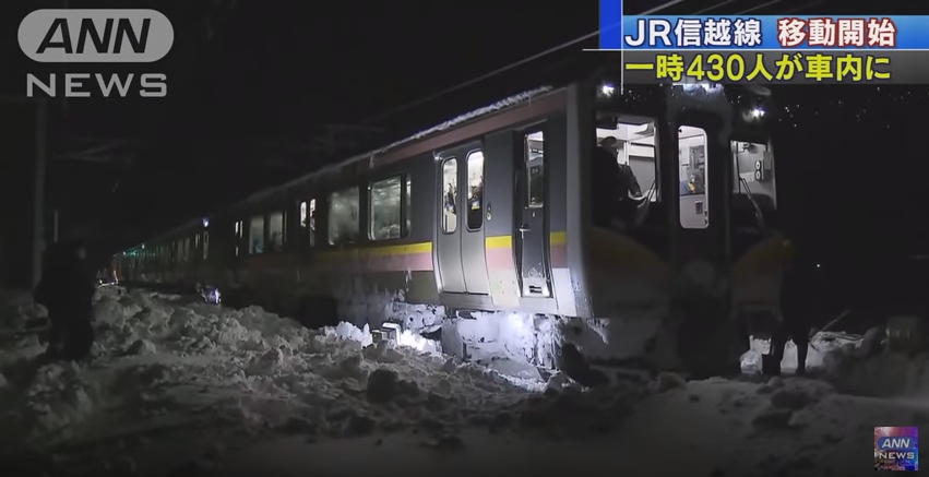 【各地で被害続出】新潟・三条市の信越線で、15時間半もの大雪による立ち往生が発生！JR側の対応への疑問や批判の声も！