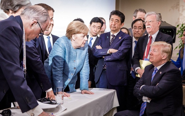 G7サミット、独メルケル首相が米トランプ大統領の”懲罰関税”に抗議する写真が話題に！安倍総理は困ったように腕組み！ネット「まるで絵画みたい」