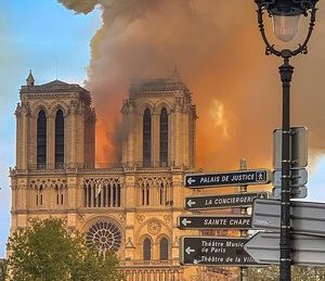 【驚き】パリ・ノートルダム大聖堂の火災、修復のための寄付が1千億円超え！世界の大富豪が競うように寄付表明！一般市民からは苦言の声も