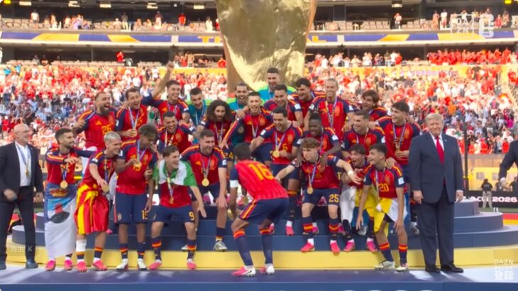 【腐臭に満ちた大会】サッカーW杯、スペインの優勝セレモニーにトランプ大統領が乱入し大ヒンシュク！FIFAから贔屓のアルゼンチンはラフプレイ連発、試合後はスペインの選手に殴りかかり乱闘！